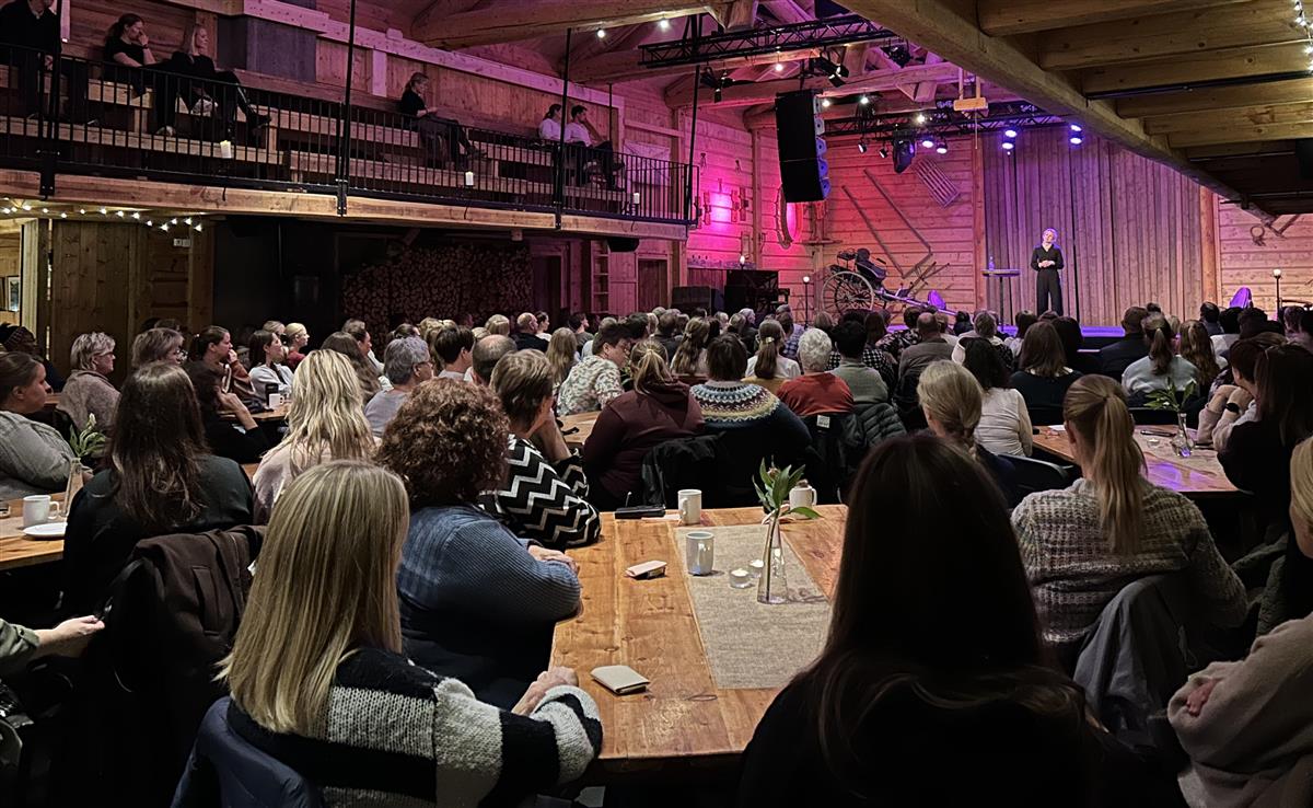 Mange personer som sitter i en sal og ser mot scenen. - Klikk for stort bilde